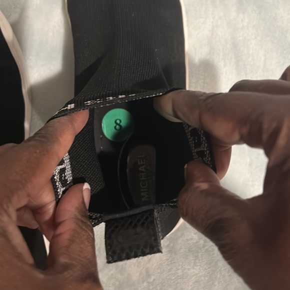 Michael kors brought used was to small - Picture 5 of 5